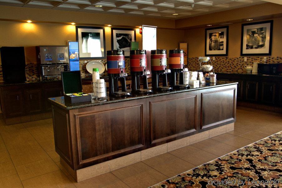 Hampton Inn & Suites Edmonton/West Restoran gambar