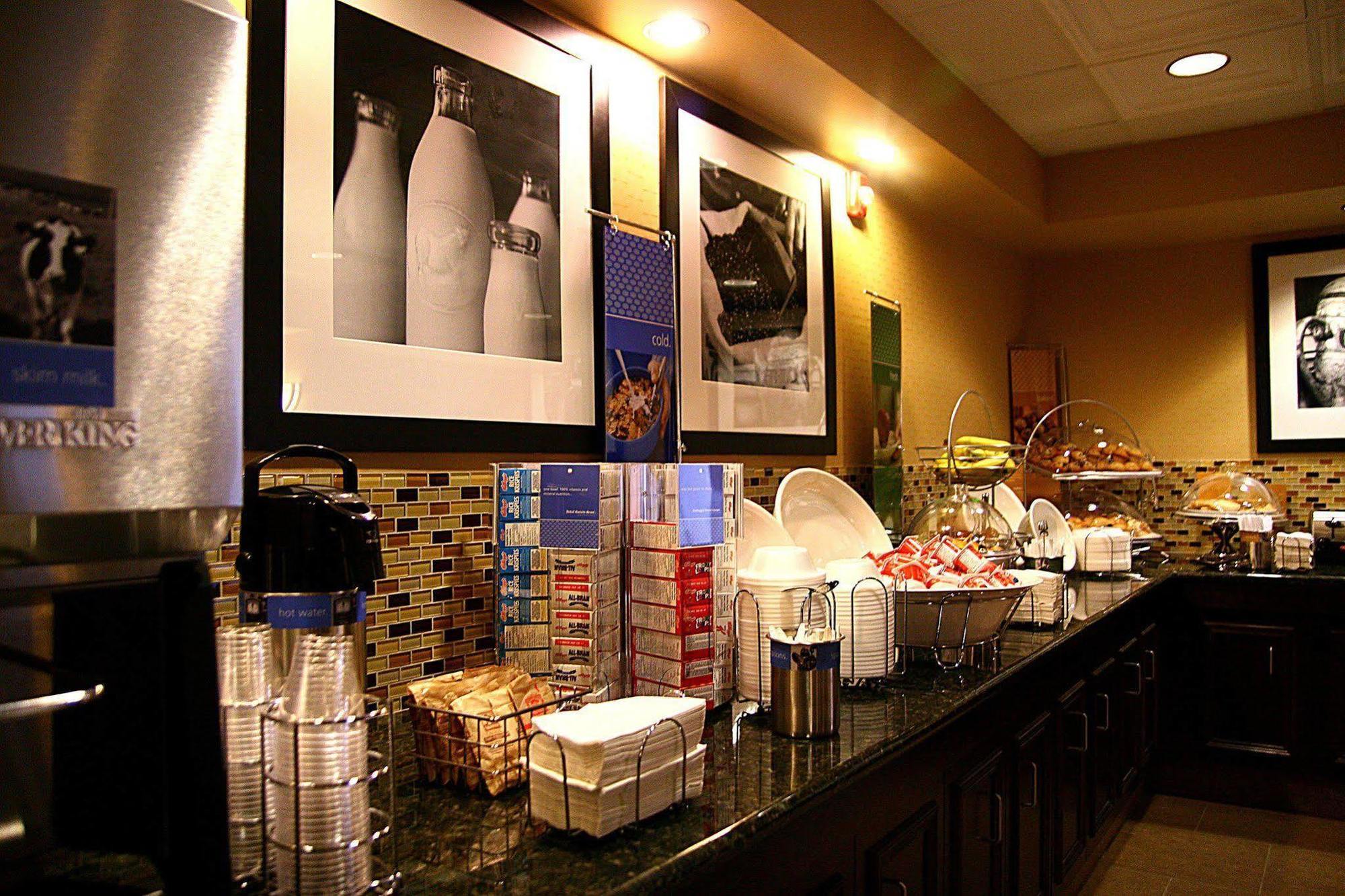 Hampton Inn & Suites Edmonton/West Restoran gambar