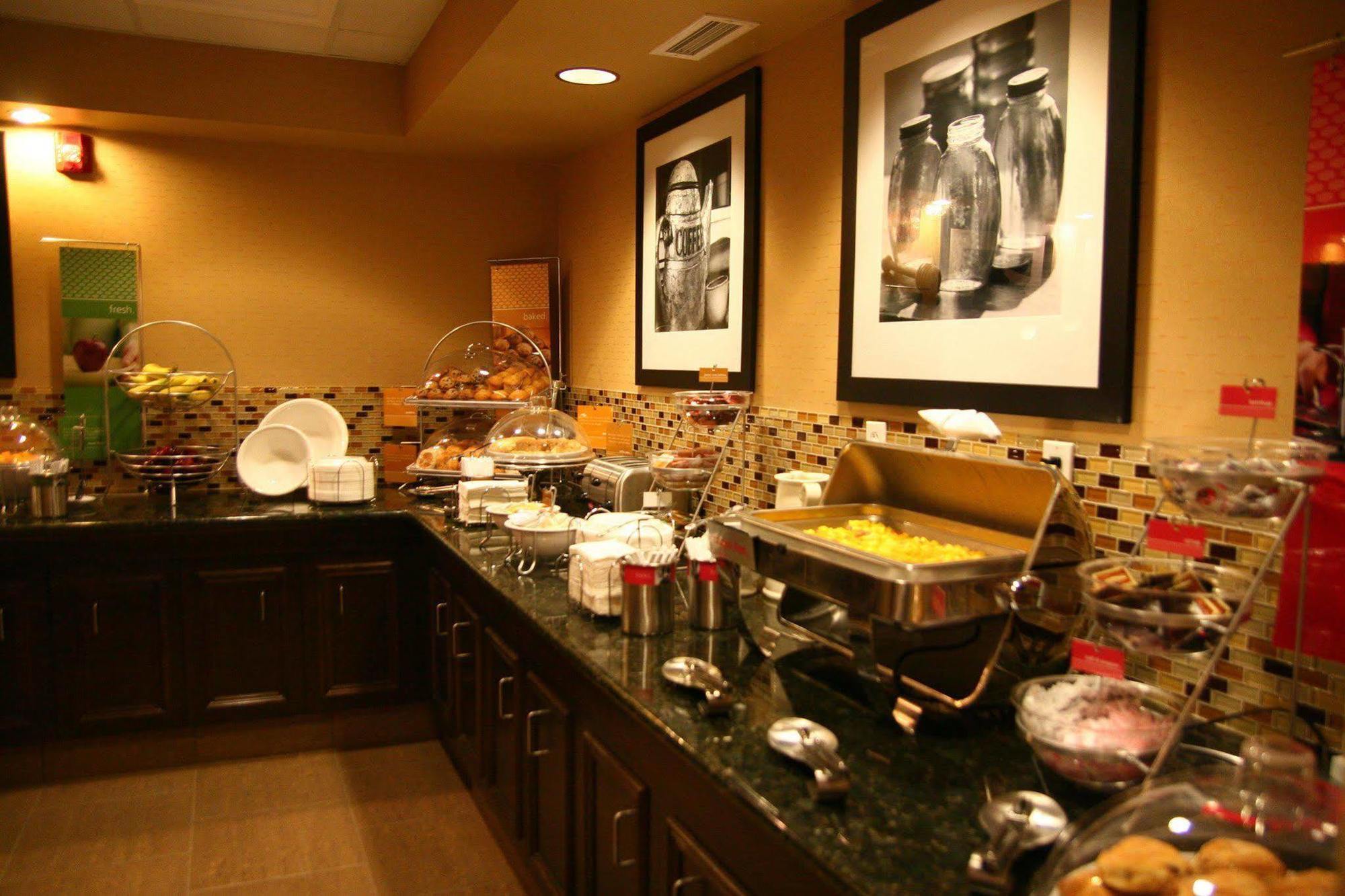 Hampton Inn & Suites Edmonton/West Restoran gambar